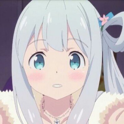 两女子推护理床上的老人赏花